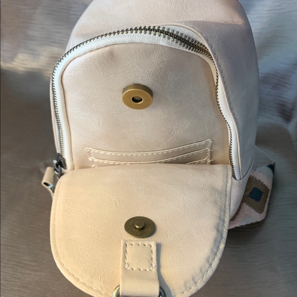 Crossbody small sling bag. Ivory cream color with adjustable strap. - Picture 3 of 4